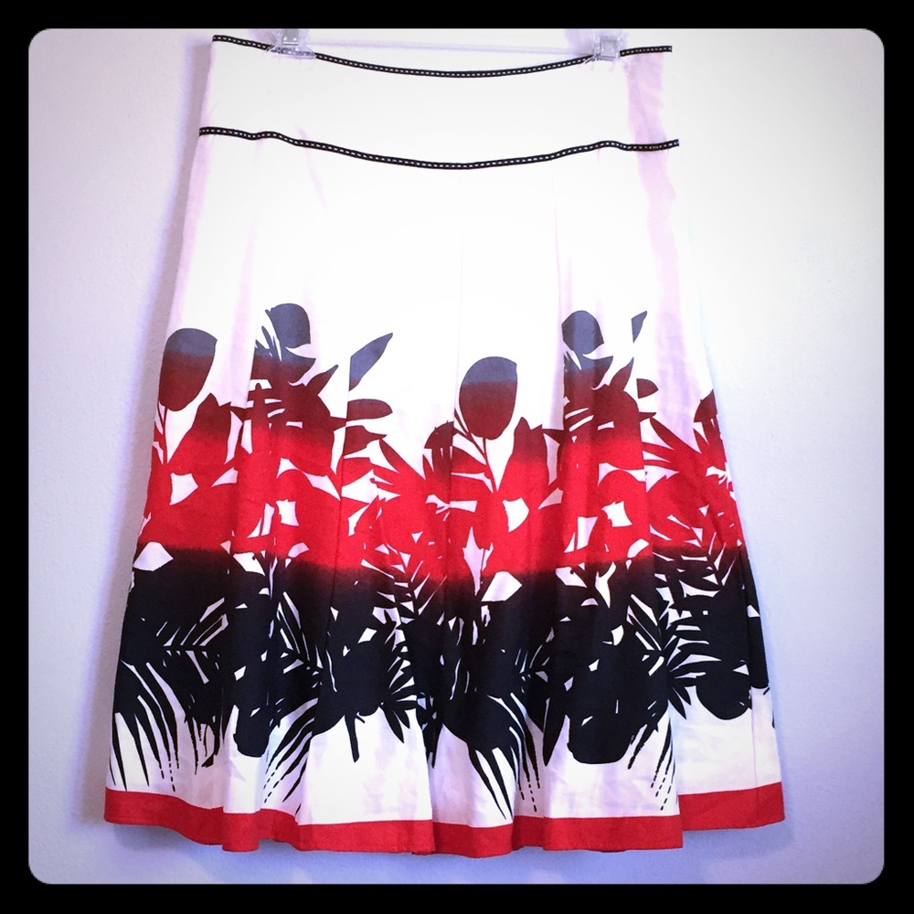 A line printed skirt